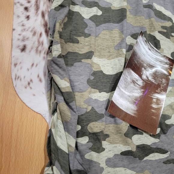 CAMO THE BUMP Maternity Side Ruched Vneck Tee - Picture 2 of 8